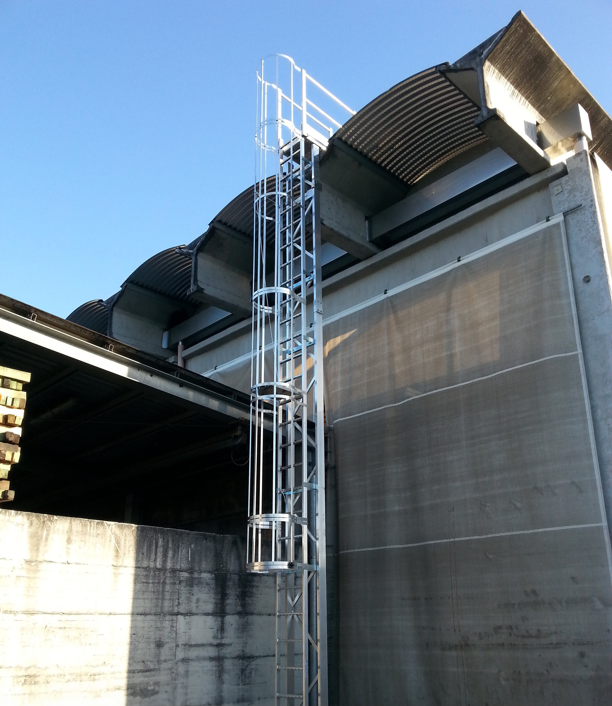 Scala con gabbia