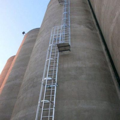 Scala con gabbia in alluminio