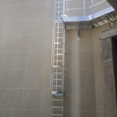 Scale verticali con gabbia